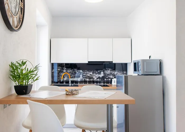 Amazing In With House Sea View 아파트 시베니크